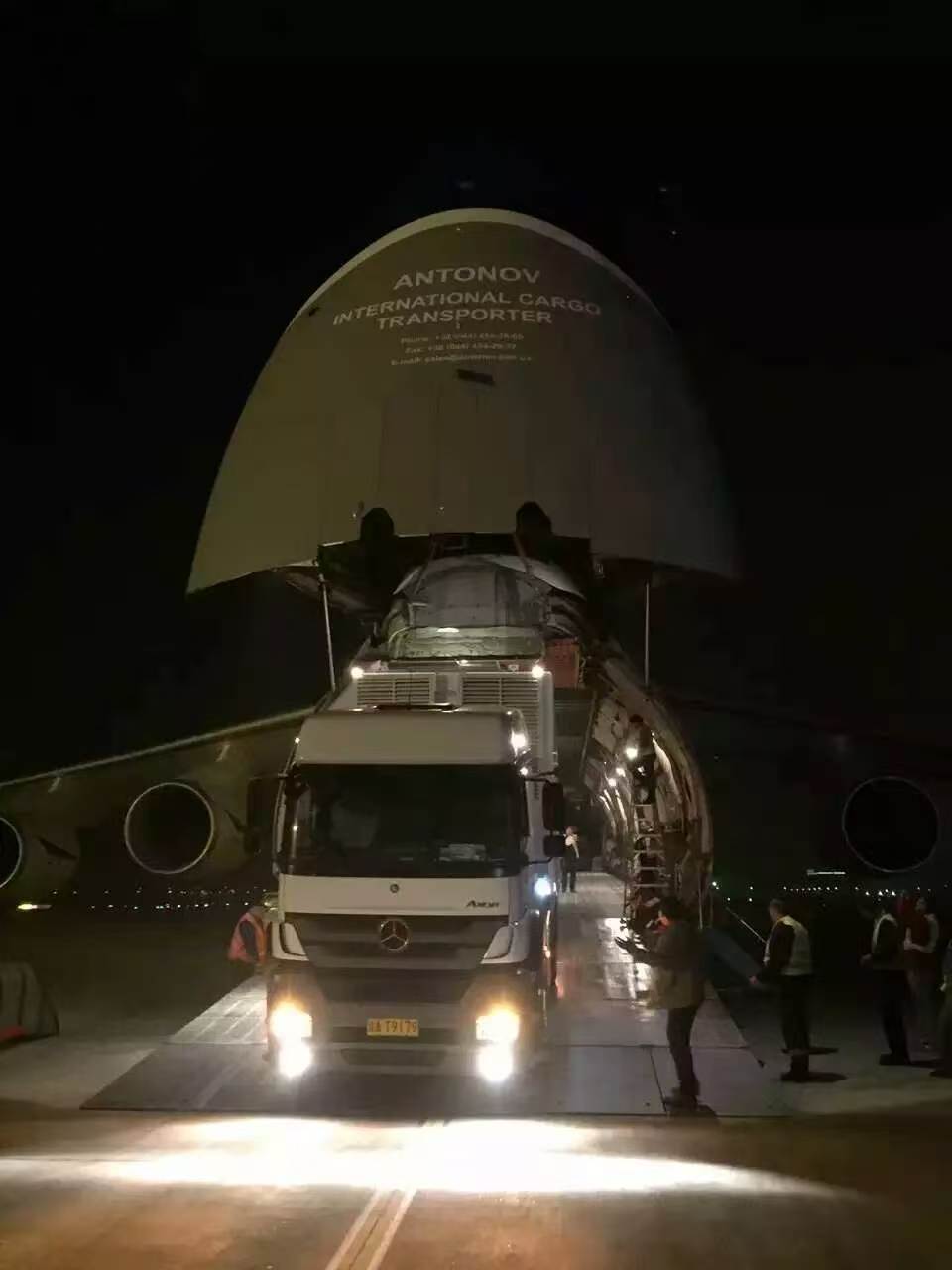 安-124 重型货机包机装卸作业